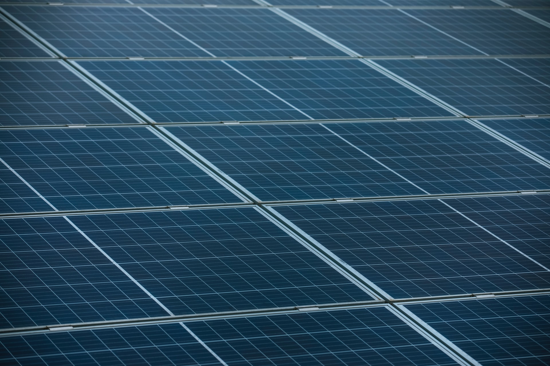 découvrez tout ce qu'il faut savoir sur le coût des panneaux photovoltaïques : prix d'installation, aides financières disponibles et retour sur investissement pour passer à l'énergie solaire en toute sérénité.