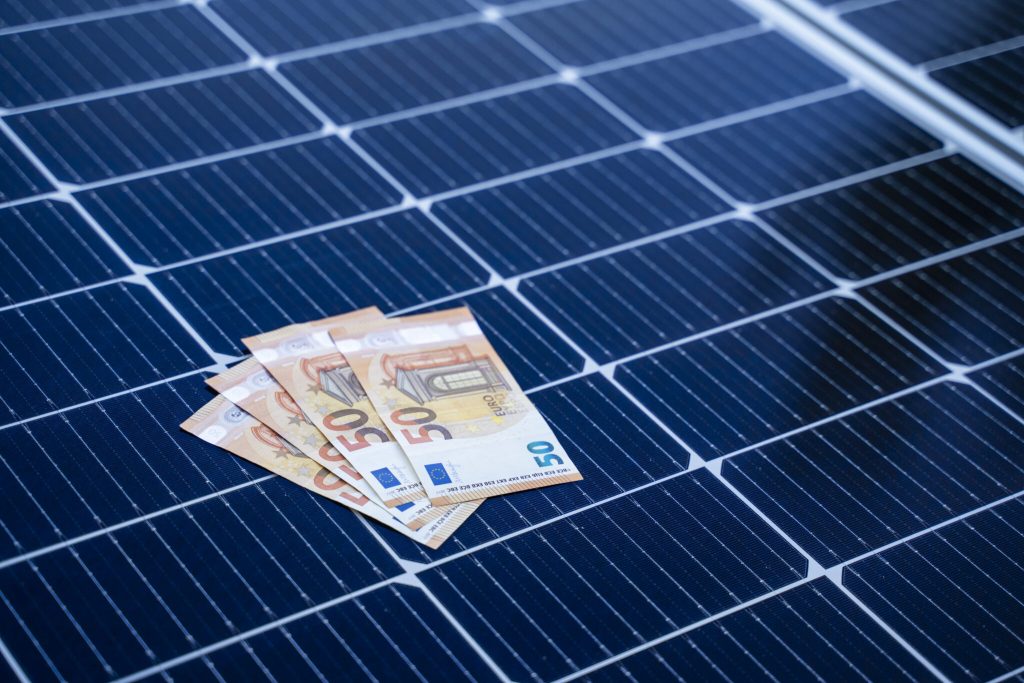 découvrez tout ce que vous devez savoir sur le coût des panneaux photovoltaïques, y compris les facteurs influençant les prix, les subventions disponibles et les économies potentielles sur vos factures d'électricité.
