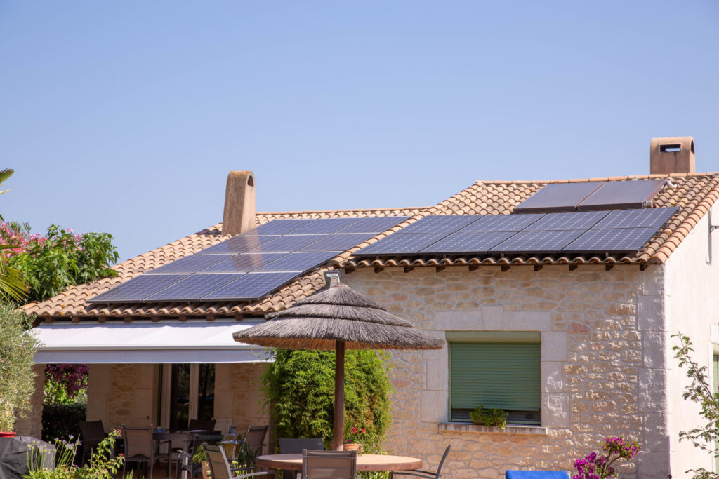 découvrez les différents coûts des panneaux solaires pour un investissement durable et rentable. comparez les prix, les avantages et les subventions disponibles pour optimiser votre projet d'énergie renouvelable.
