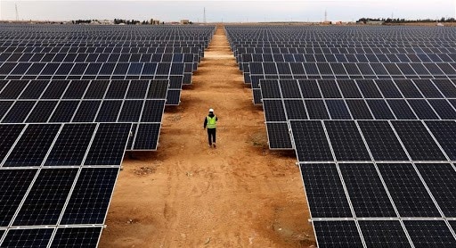 découvrez comment l'énergie solaire transforme l'afrique subsaharienne en offrant des solutions durables et accessibles, favorisant le développement économique et l'autonomie énergétique des communautés locales.