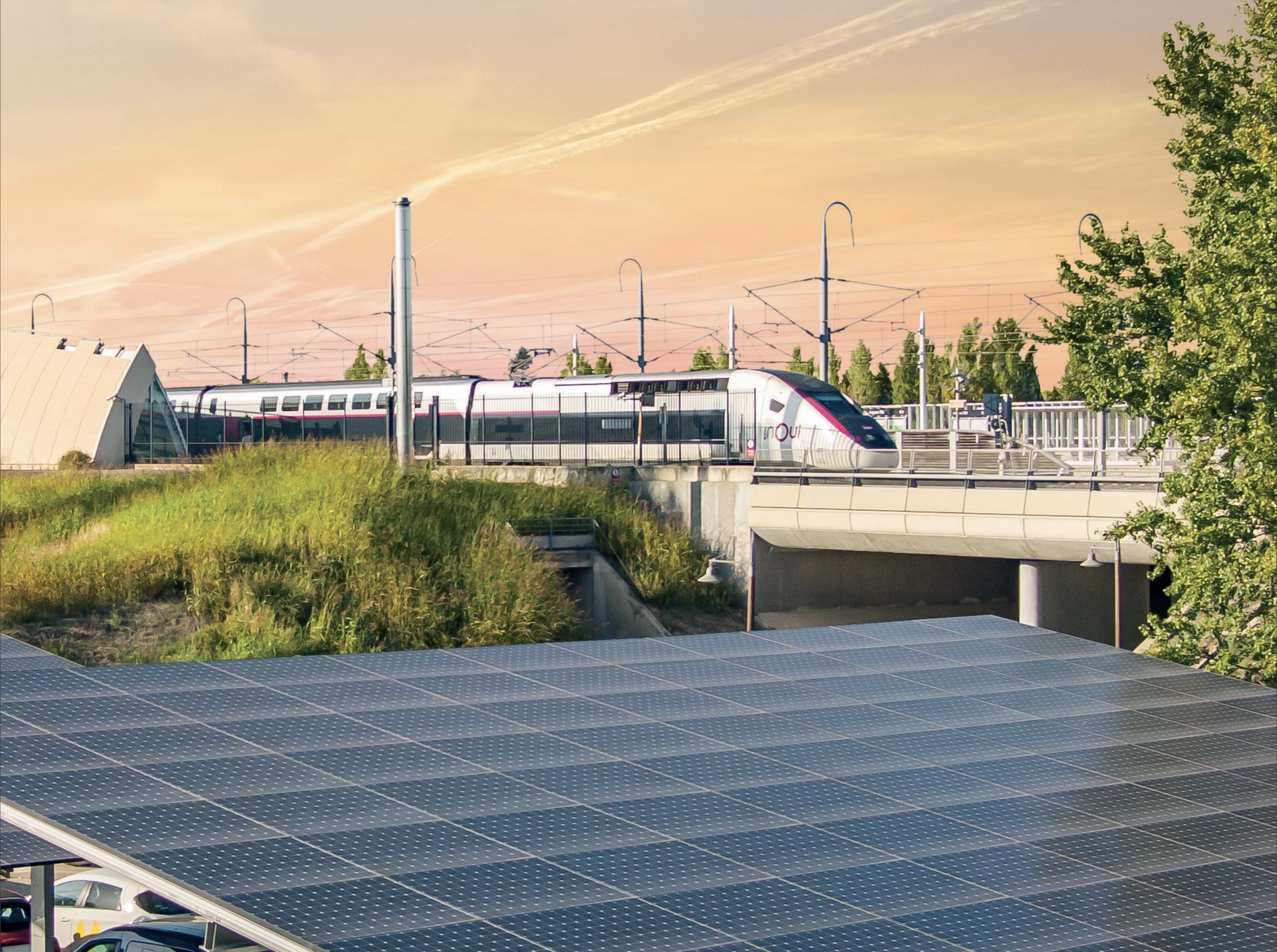 découvrez comment la sncf intègre des panneaux solaires dans ses infrastructures ferroviaires pour promouvoir une énergie durable et réduire son empreinte carbone. explorez les initiatives écologiques de la sncf et leur impact sur l'environnement.