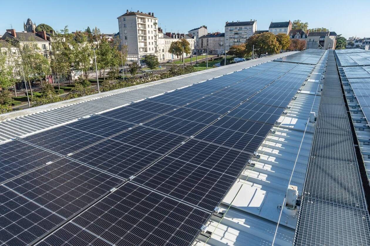 découvrez comment la sncf intègre des panneaux solaires dans son infrastructure pour promouvoir une mobilité durable et réduire son empreinte carbone. informez-vous sur les projets innovants et leur impact sur l'environnement.