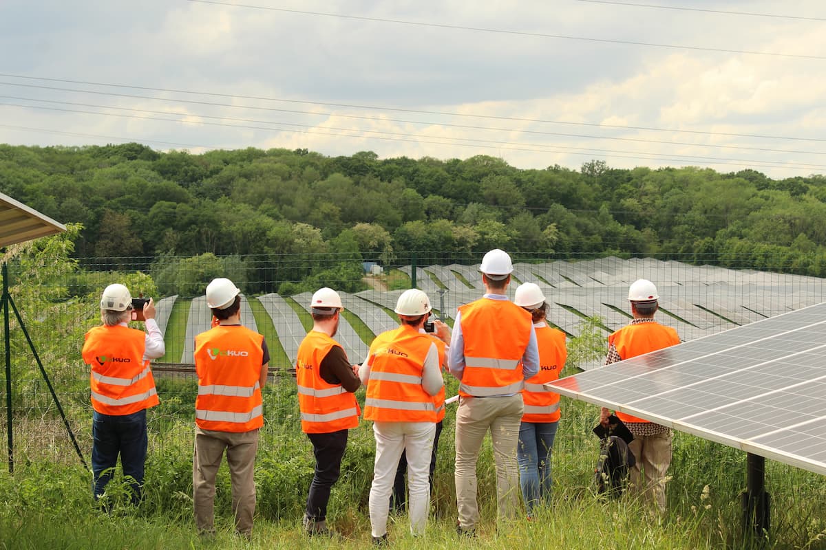 découvrez comment la sncf intègre les panneaux solaires dans ses infrastructures pour favoriser un transport durable et réduire son empreinte carbone. informez-vous sur les initiatives écologiques de la sncf et leur impact sur l'environnement.